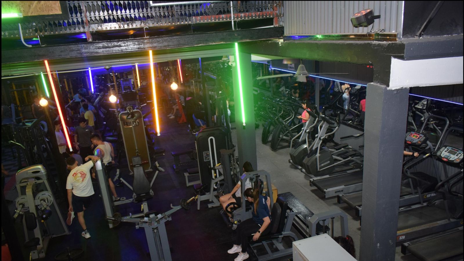 La sala de Megacenter con los tubos de neón encendidos